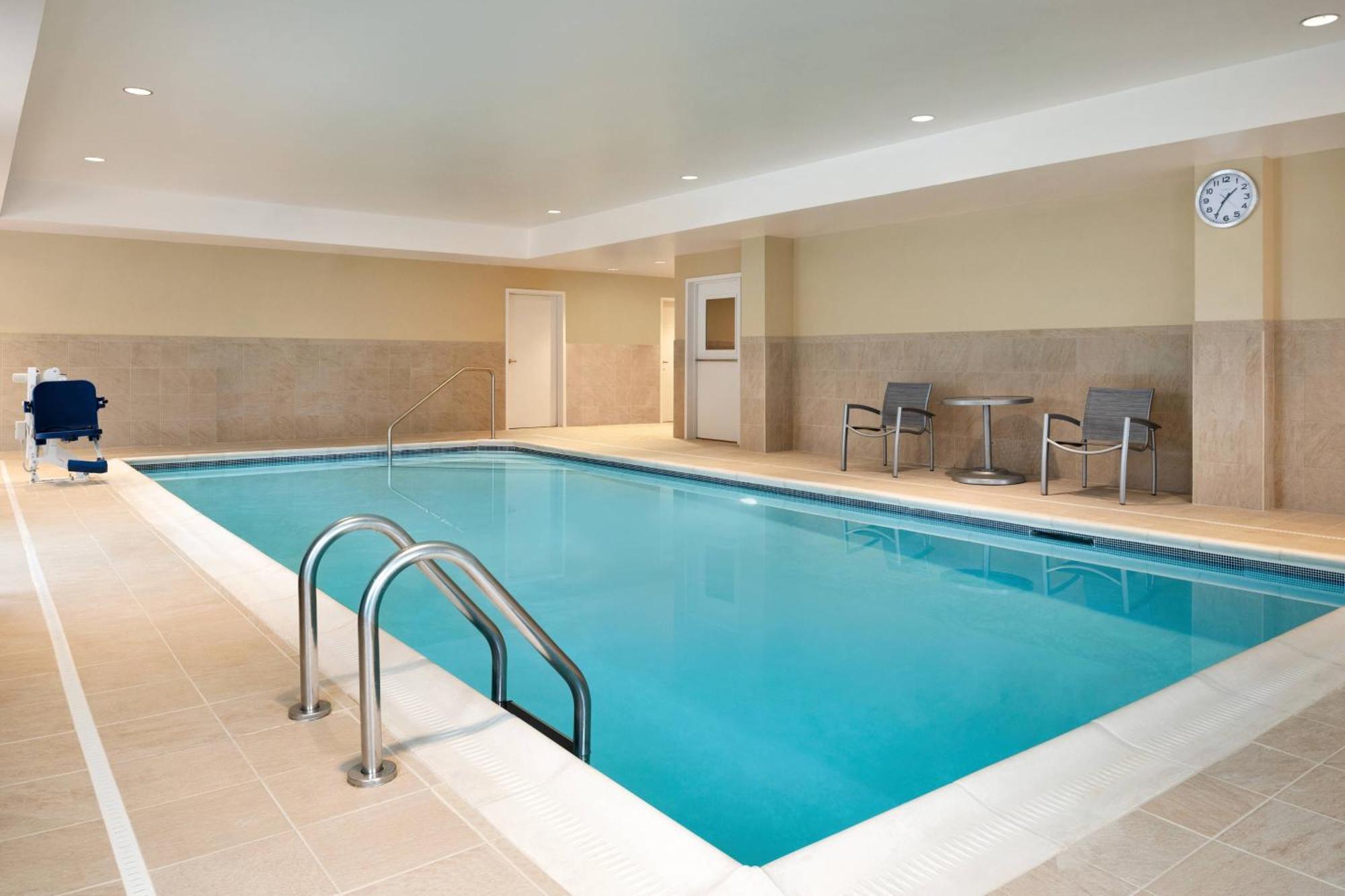 Towneplace Suites By Marriott Dubuque Downtown Экстерьер фото